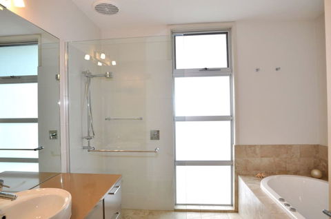 LA MER Centrally Located Free Wifi - Flights 6