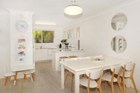 Unit 1 / 14 Tamarindus Street Marcoola Beach Pet Friendly 300 BOND Linen Supplied - Flights 4