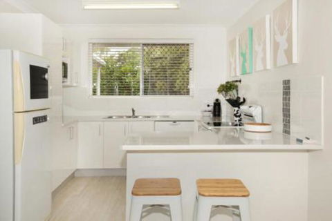 Unit 1 / 14 Tamarindus Street Marcoola Beach Pet Friendly 300 BOND Linen Supplied - Flights 7