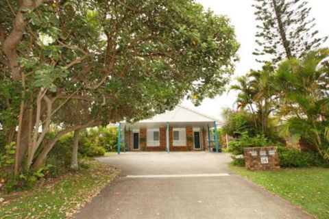 Unit 1 / 14 Tamarindus Street Marcoola Beach Pet Friendly 300 BOND Linen Supplied - Flights 0