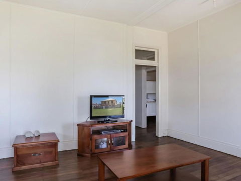 Yamba Pilot Cottage 1 Pets Welcome Close To Beach - Flights 2