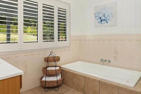 Avocado Grove B & B - Flights 4