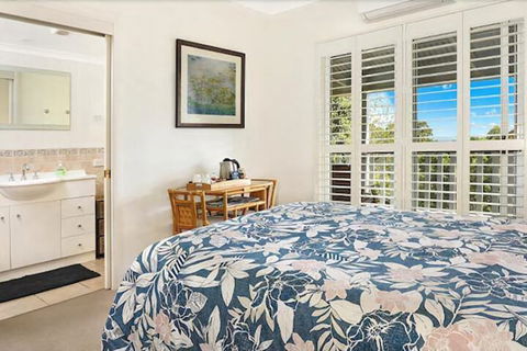 Avocado Grove B & B - Flights 6