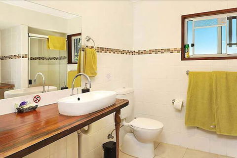 Avocado Grove B & B - Flights 7