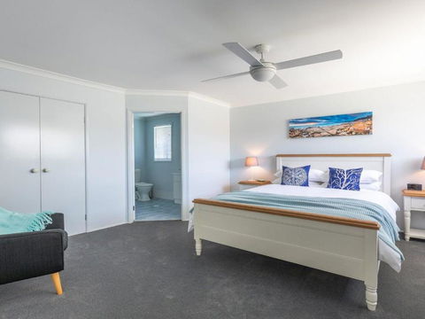 Azure Waters Perfectly Positioned With Ocean Views - Flights 6