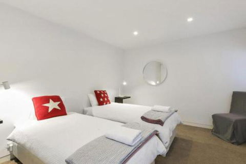 LOUTTIT BAY APARTMENT 1 Free Wifi Ocean Views & The Ultimate Location - Flights 7