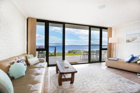 Azure Absolute Beachfront Pet Friendly - Flights 7