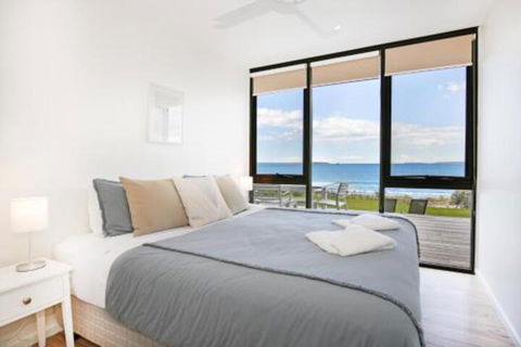 Azure Absolute Beachfront Pet Friendly - Flights 3