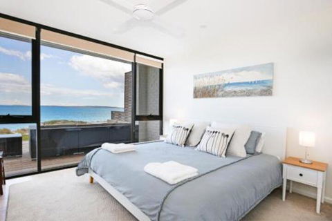 Azure Absolute Beachfront Pet Friendly - Flights 6