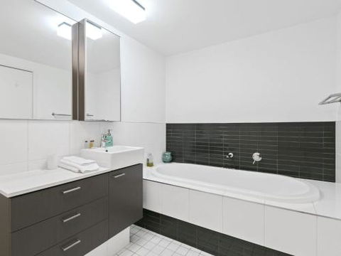 LORNE CHALET APARTMENT 36 Central Location - Flights 2