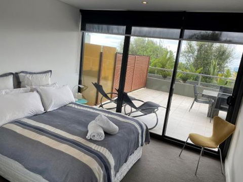 LORNE CHALET APARTMENT 36 Central Location - Flights 4