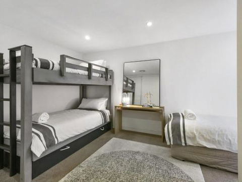 LOUTTIT BAY APARTMENT 2 Main Street With Wifi & Views - Flights 5