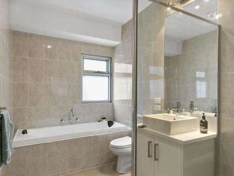 LOUTTIT BAY APARTMENT 2 Main Street With Wifi & Views - Flights 6