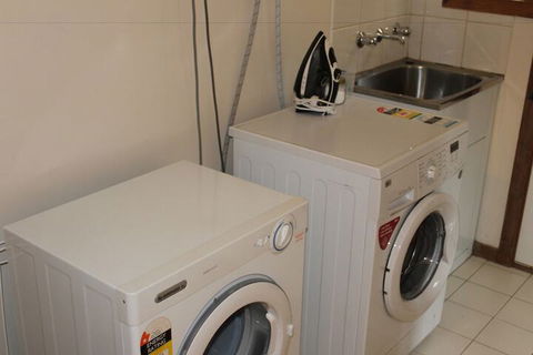 Australian Home Away At Doncaster Andersons Creek 2 - Flights 7