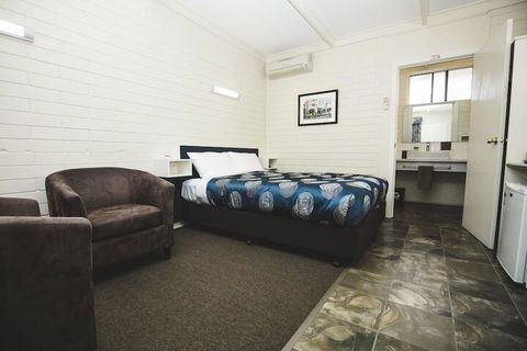 Central Highlands Motor Inn - Flights 4