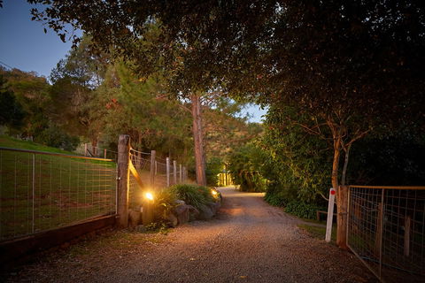 Dayboro Cottages & Llama Walks - Flights 1