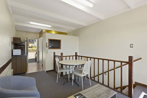 Village Family Motor Inn - Flights 4