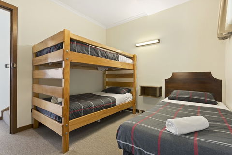 Village Family Motor Inn - Flights 6