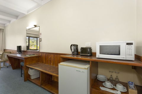 Village Family Motor Inn - Flights 5