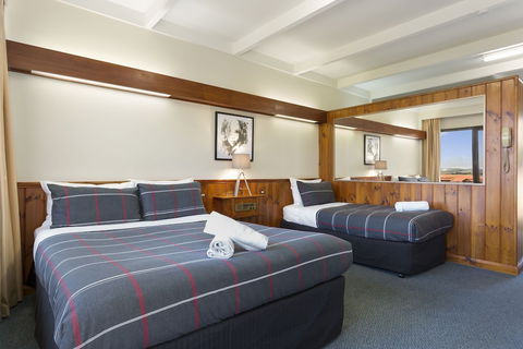 Village Family Motor Inn - Flights 1