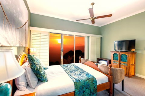 Avocado Sunset B&B - Flights 5