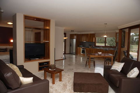Aurora Cottages - Flights 6