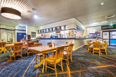 Atherton Hotel - Flights 6