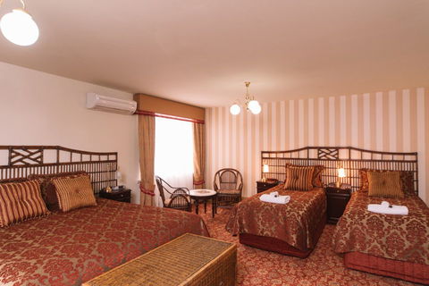Hadley's Orient Hotel - Flights 3