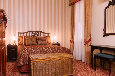 Hadley's Orient Hotel - Flights 4