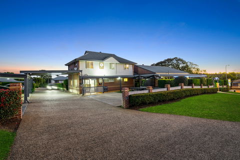 Ambassador On Ruthven Motel - Flights 0