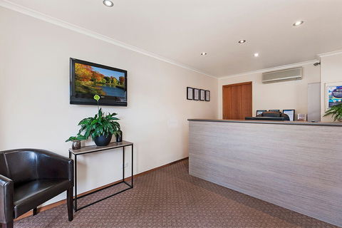AAt 28 Goldsmith Motel - Flights 1
