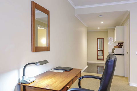 Lake Inn Ballarat - Flights 10