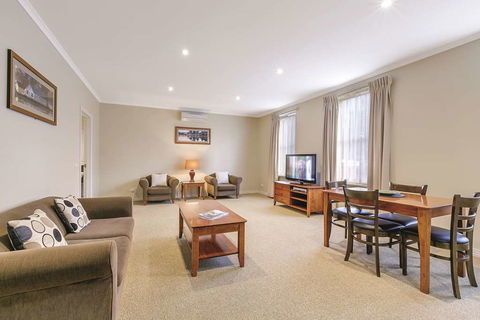 Lake Inn Ballarat - Flights 11