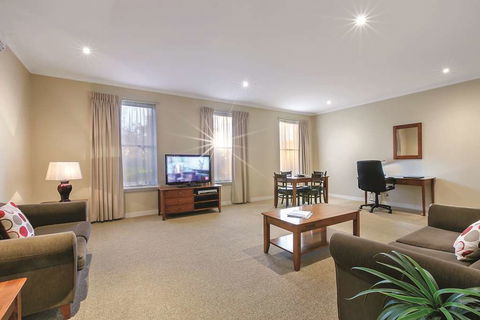 Lake Inn Ballarat - Flights 13
