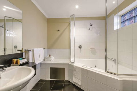 Lake Inn Ballarat - Flights 16