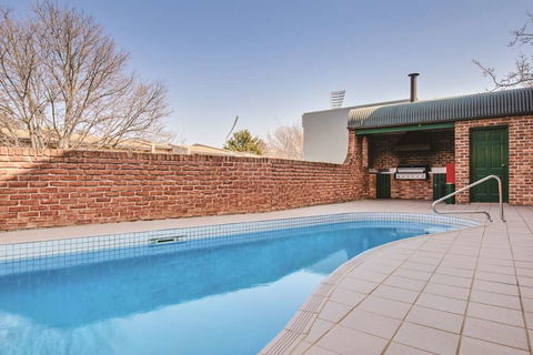 Adina Serviced Apts Canberra Kingston - Flights 15