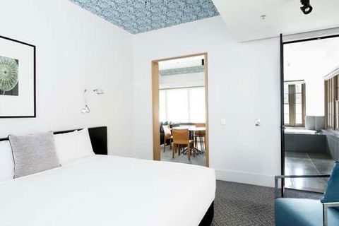 Peppers Gallery Hotel, Canberra - Flights 12