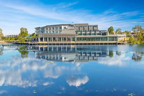 Best Western Plus North Lakes Hotel - Flights 1