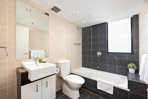 Astra Apartments Parramatta - Flights 7