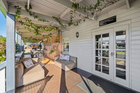 Ambassador On Ruthven Motel - Flights 1