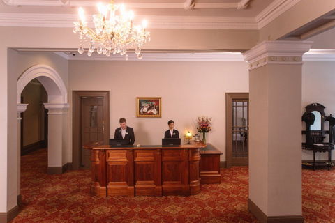 Hadley's Orient Hotel - Flights 1