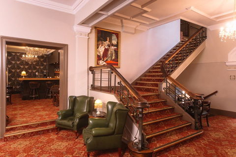 Hadley's Orient Hotel - Flights 2