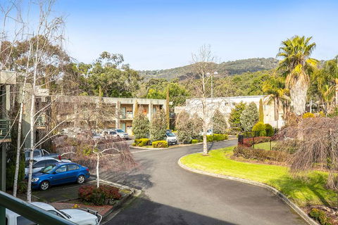 York On Lilydale Resort - Flights 2