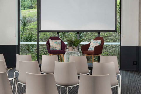 Atura Hotel Blacktown - Flights 11