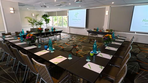 Holiday Inn Cairns Harbourside - Flights 9
