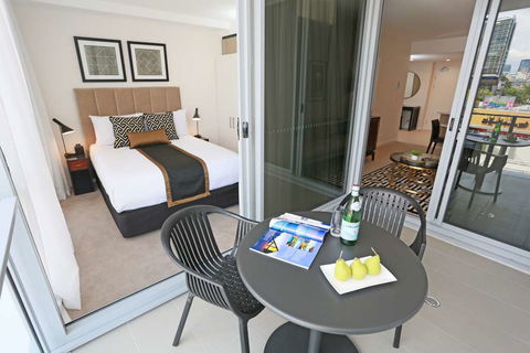 Alex Perry Hotel And Apartments - Flights 2