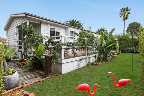 Ainslie Roberts Drive Retreat - Flights 7
