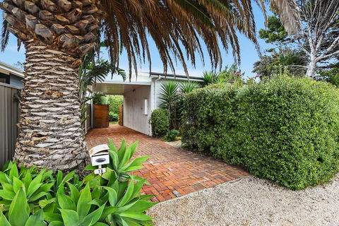 Ainslie Roberts Drive Retreat - Flights 13