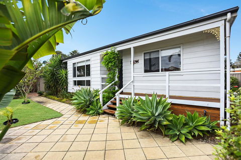 Ainslie Roberts Drive Retreat - Flights 12