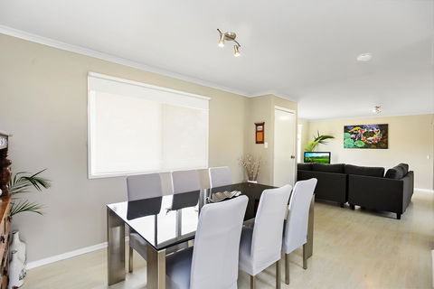 Ainslie Roberts Drive Retreat - Flights 1